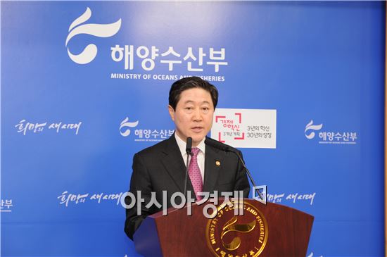 유기준 해수부 장관, 세월호 인양 여론조사 재차 언급 