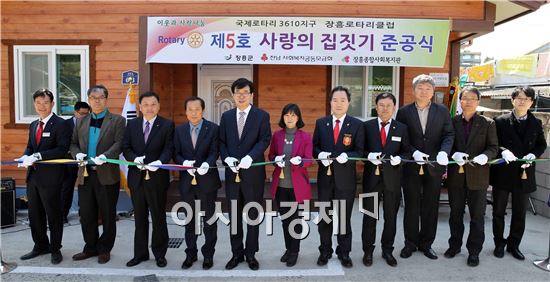 장흥군(군수 김성)은 24일 장흥읍에서 ‘희망가(家)꾸기 5호 주택’준공식을 갖고 테이프를 자르고 있다.