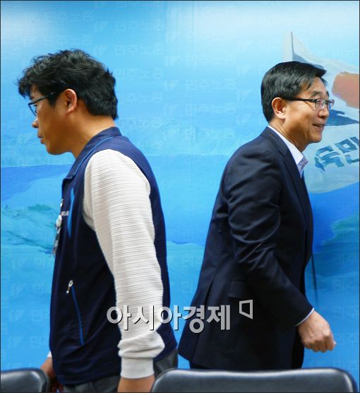 [포토]등 돌린 고용노동부민주노총