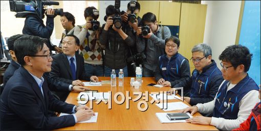 [포토]민주노총 찾아간 이기권 장관