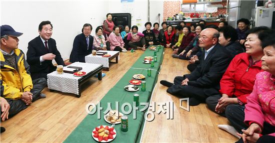 24일 해남군민과 대화를 위해 방문한 이낙연 도지사가 해남 고도경로당을 찾아 어르신들을 뵙고 일일이 인사한 후 담소하고 있다.  사진제공=전남도
