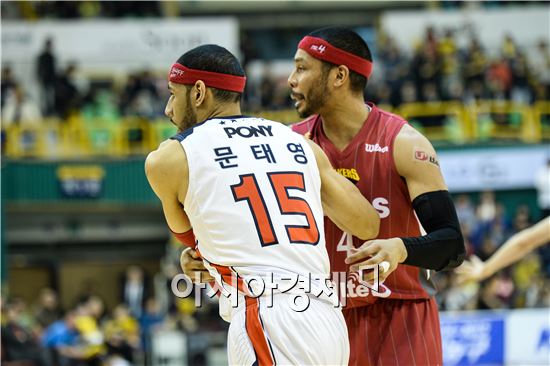 문태영(왼쪽)과 문태종[사진=KBL 제공]