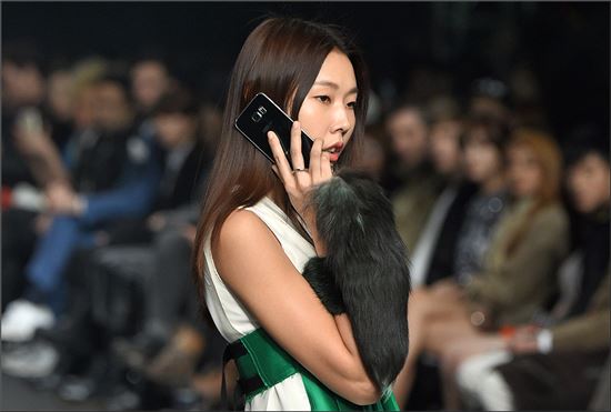 [포토]톱모델 한혜진의 갤럭시S6
