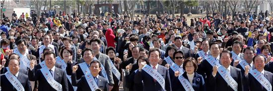 전세계 대학생들의 스포츠 축제인 2015 광주U대회 D-100 기념식 및 홍보단 출정식이 25일 오전 광주시청 문화광장에서 개최됐다. 앞줄 왼쪽부터 장희국 광주시교육감, 조영표 광주시의장, 윤장현 광주시장, 이낙연 전남지사, 박혜자ㆍ박주선ㆍ장병완 국회의원과  광주시민들이 광주U대회 성공개최를 다짐하며 파이팅을 외치고 있다. 사진제공=전남도