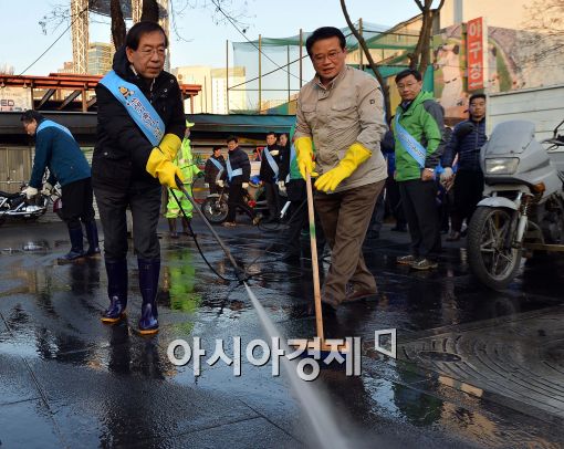 [포토]박원순 시장, 시민들과 대청소