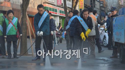 [포토]박원순 시장, '깨끗하게 청소해요~'