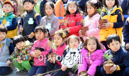 [포토]'고마워 나무야~'