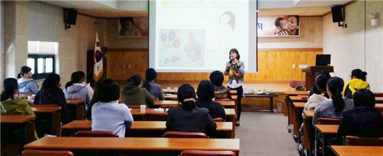 장흥군(군수 김성)은 25일 보건소 회의실에서 '2015년 모자보건교실’을 열었다.
