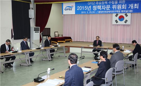 광양만권경제자유구역청(청장 이희봉, 이하 광양경제청)은 25일 학계, 기업대표 등 외부전문가로 구성된 광양경제청 정책자문위원회를 개최하고 교수, 기업대표, 분야별 전문가 자문위원 15명에게 위촉장을 수여했다.