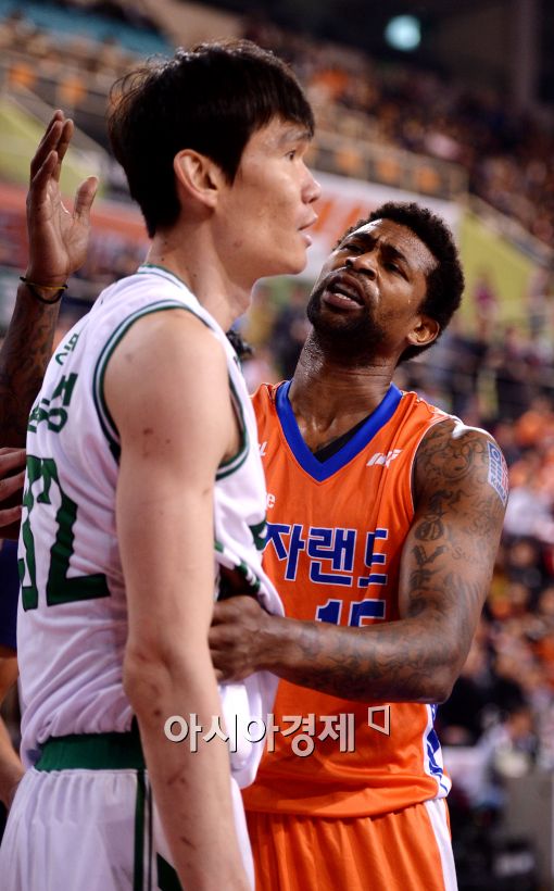 [포토]포웰, '김주성, 고의 아니야~'