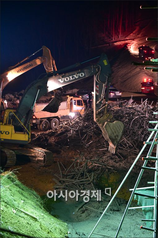 [포토]늦은밤까지 이어지는 수색작업