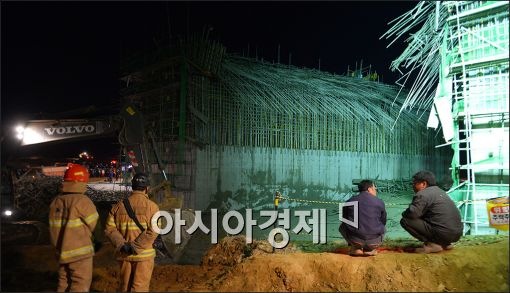 [포토]사고현장 지켜보는 공사 관계자들