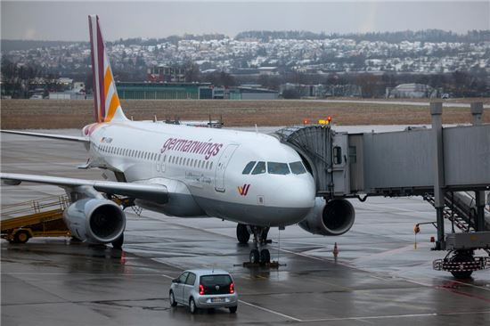 독일 여객기 의도적 추락…해외 항공사 “조종실 무조건 2명 두겠다”