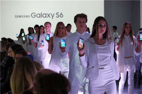 25일(현지시각) 러시아 모스크바에서 열린 삼성전자 갤럭시 S6 월드투어 행사에서 패션 모델들이 갤럭시 S6를 선보이고 있다. 