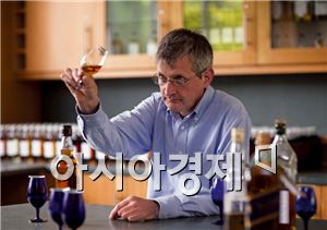 조니워커 마스터 블렌더 짐 베버리지, '위스키 매거진 명예의 전당' 헌액