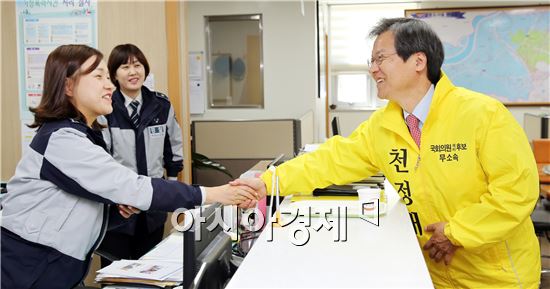 천정배 후보가 26일 광주 금호지구대를 방문해 민생치안의 최일선에서 범죄예방과 시민들의 안전한 삶을 위해 애쓰는 지역경찰의 노고를 위로하고 격려했다. 
