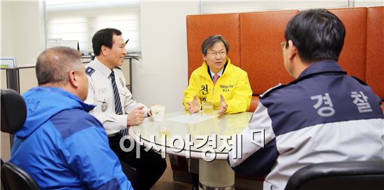 천정배 후보가 26일 광주 금호지구대를 방문해 민생치안의 최일선에서 범죄예방과 시민들의 안전한 삶을 위해 애쓰는 지역경찰의 노고를 위로하고 격려했다. 