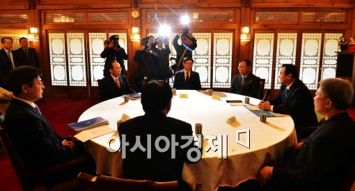 [포토]이완구 국무총리, 노사대표 오찬간담회 참석