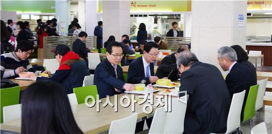 전남대학교 지병문 총장과 보직자들이 26일 오전 전남대학교 제1학생회관 구내식당에서 학생들과 함께 아침식사를 하고 있다.