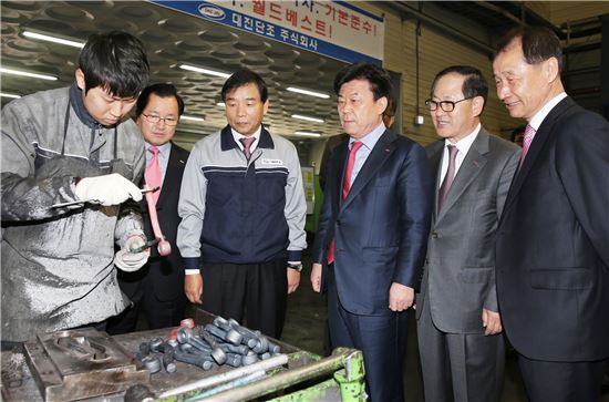 박성택 중소기업중앙회장(오른쪽 세번째)가 부산 화전산업단지 내 대진단조를 방문해 제품 제작공정을 살펴보고 있다.