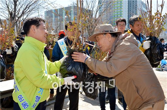 [포토]시민들에게 나무 나눠주는 윤장현 광주시장