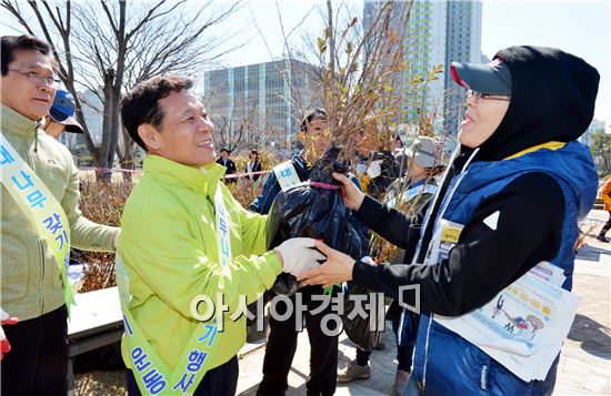 [포토]시민들에게 나무 나눠주는 윤장현 광주시장