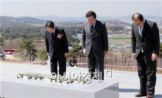 [포토]이낙연 전남도지사, 담양 호국충혼탑 참배