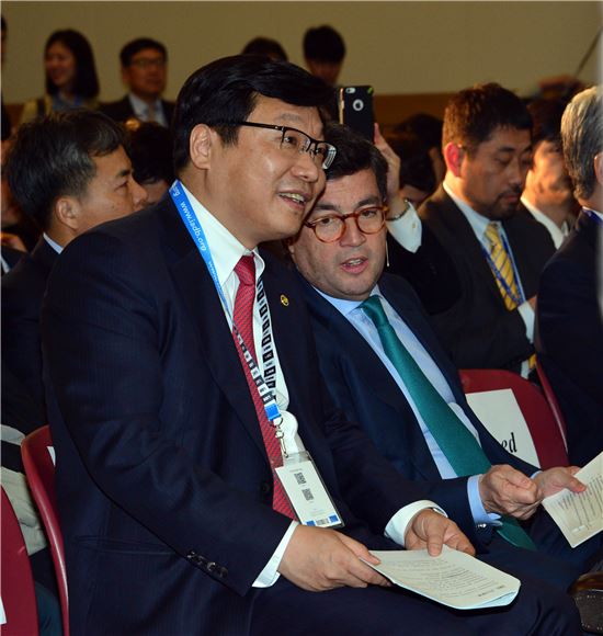 [포토]모레노 IDB 총재와 대화하는 주형환 차관