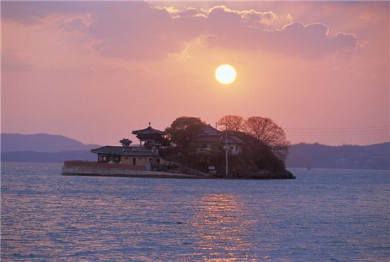 석양으로 붉게 물든 충남 서산 간월암 전경. 서산시 제공