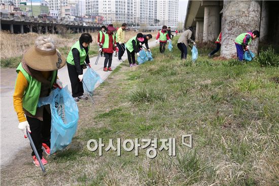 광주시 동구는 동구자연보호협회와 함께 27일 남광교에서 원지교사이 광주천 주변 쓰레기 수거 정화활동과 더불어 물절약 캠페인을 실시했다. 사진제공=광주시 동구