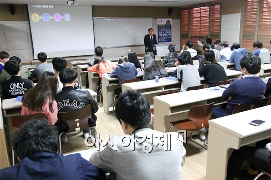 호남대학교 ICT융복합기술인력양성사업단(단장 이양원)은 26일 광산캠퍼스 창조관 데이터통신실에서 한국산업기술진흥원(KIAT) 소재부품단 김홍석 단장을 초청해 ‘신소재부품기술 현황 및 소재부품개발정책의 이해’를 주제로 특강을 실시했다.  
