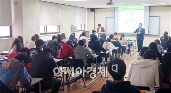 호남대학교 관광경영학과(학과장 양길승)는 최근 광산캠퍼스 상하관 강의실(4107)에서 ‘청년취업 아카데미 설명회’를 개최했다.
