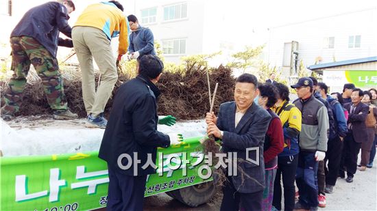 영광군(군수 김준성)은 제70회 식목일을 맞아 지난 26일 영광군 산림조합 주차장에서 나무 나누어주기 행사를 가졌다.
