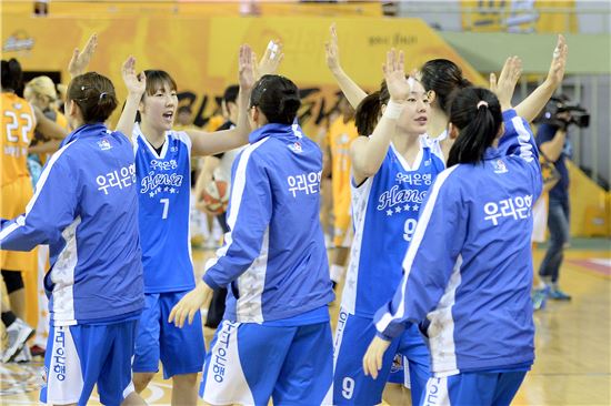 2014~2015 여자 프로농구에서 우승한 춘천 우리은행 선수들[사진 제공=한국여자연맹(WKBL)]