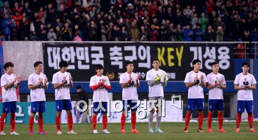 [포토]축구 대표팀, '이광종 전 감독 백혈병 쾌유 기원 세리머니'