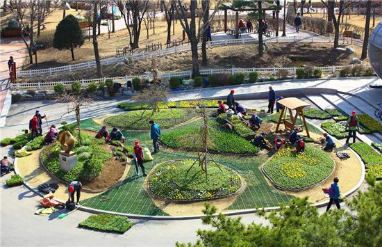 [포토]영등포구청 앞 광장 봄단장 중 