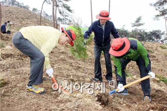 정읍시는 제70회 식목일을 맞아 지나 27일 청원 나무심기 행사를 가졌다.
