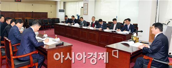 고창군은 지난 27일 군청 2층 상황실에서 김진술 부군수 주재로 관련 팀장들이 참석한 가운데 자주재원 확충을 위한 세외수입 대책보고회를 개최했다. 
