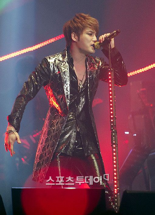  '2015 김재중 콘서트 더 비기닝 오브 디 엔드' 공연 중 김재중. 사진제공=스포츠투데이