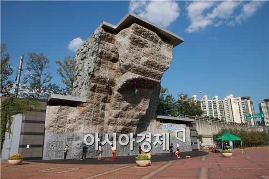 ▲ 뚝섬 인공 암벽장 (사진=서울시)