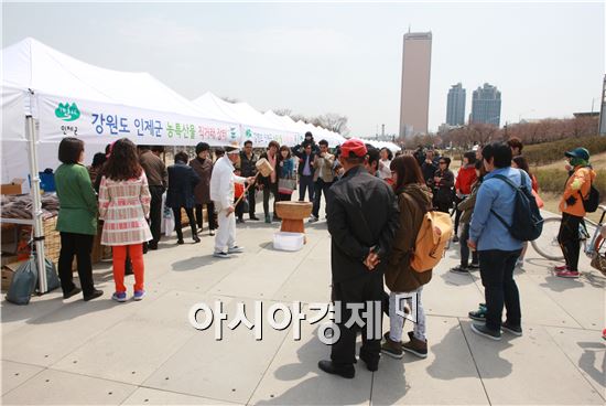 ▲한강문화장터 떡메치기(사진=서울시)