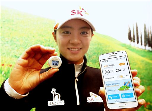 프로 골프선수 최나연이 '스마트골프'와 스마트폰 앱을 시연하고 있다. 