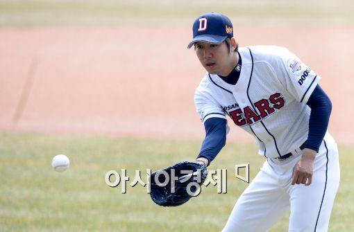 [포토]장원준, '정규리그 두산 마운드 첫 등판'