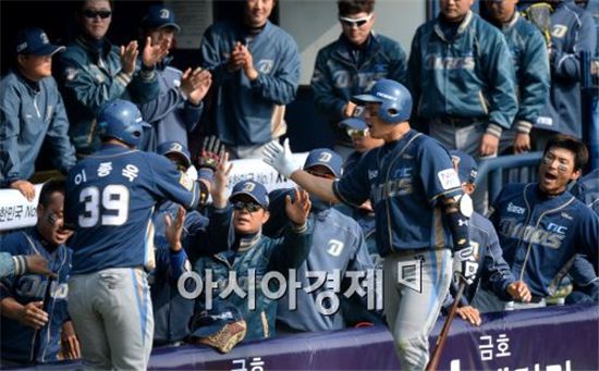 [포토]이종욱, '동점 득점'