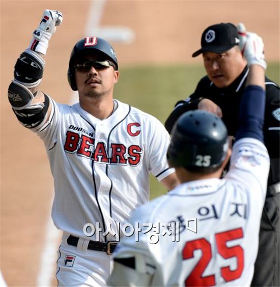 [포토]오재원, '시즌 마수걸이 홈런포'