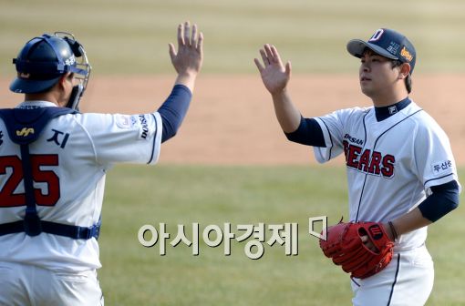 [포토]윤명준, '시즌 첫 세이브'