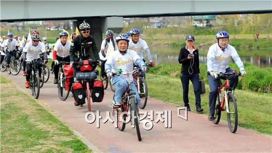 [포토]윤장현 광주시장, KTX호남고속철 개통 대비 자전거길 점검