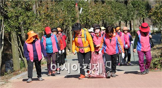 생활개선장흥군연합회(회장 길준)는 최근 장흥읍 우드랜드와 억불산 일원에서 자연 정화활동을 실시했다.