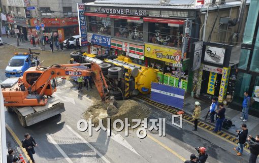 [포토]'아찔한 사고....신촌 싱크홀 사고현장