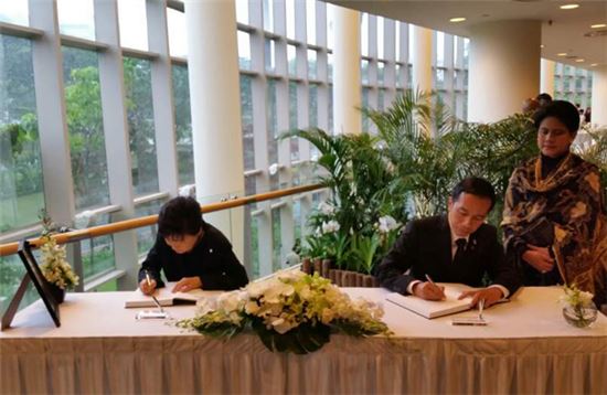 박근혜 대통령이 29일 오후 리콴유 전 싱가포르 총리의 국가장례식장인 국립대학 문화센터에 도착해 조문록을 작성하고 있다.(사진제공 : 청와대)